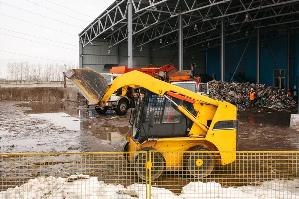 Özel makina veya Paletler-Düzleme paleti işe çekme için atık bertaraf tesisinde atık boşaltma Makinası. — Stok fotoğraf