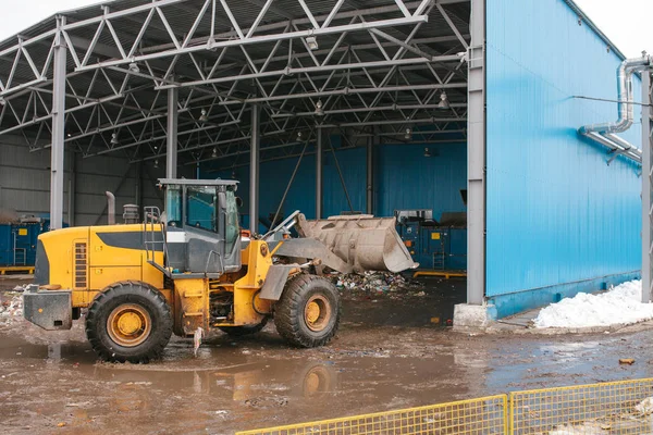 특별 한 기계 또는 불도저 폐기물 폐기물 처리에 대 한 공장에서 내리기의 사이트에서 작동. — 스톡 사진
