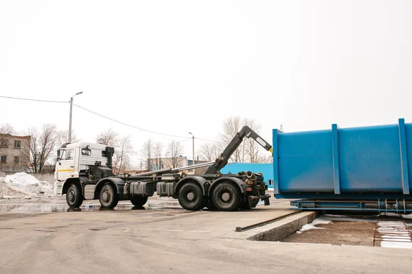 A special heavy machine loads a container with sorted waste. — Stock Photo, Image