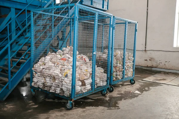 Almacenamiento de residuos clasificados en una planta de tratamiento de residuos . —  Fotos de Stock