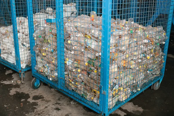 Armazenamento de resíduos triados numa instalação de tratamento de resíduos . — Fotografia de Stock