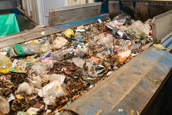 Szelektív hulladékgyűjtő üzem. Szállítószalag, ahol a hulladékot a mozgásban. — Stock Fotó