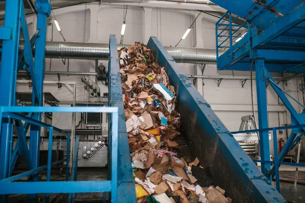 Szelektív hulladékgyűjtő üzem. Szállítószalag, ahol a hulladékot a mozgásban. — Stock Fotó