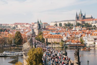 Çek Cumhuriyeti Prag Charles Köprüsü'nün güzel havadan görünümü.