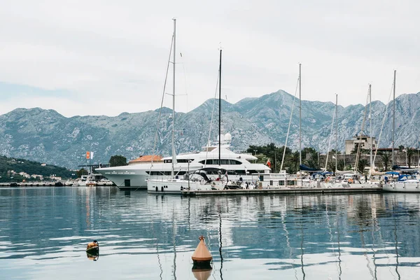 Bela vista do Mar Adriático, montanhas e navios em Kotor, Montenegro . — Fotografia de Stock