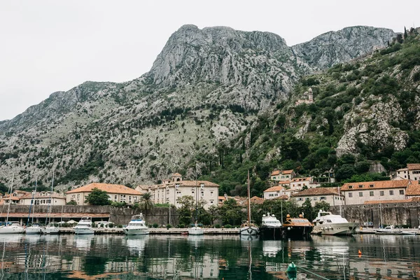 Hermosa vista del mar Adriático, montañas y barcos en la bahía de Kotor en Montenegro . — Foto de Stock