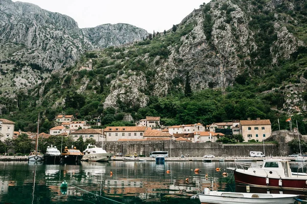 Bela vista do Mar Adriático, montanhas e navios na Baía de Kotor em Montenegro . — Fotografia de Stock