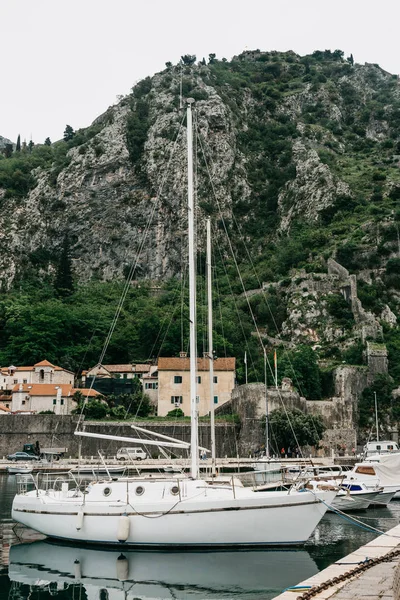 Pemandangan indah Laut Adriatik, pegunungan dan kapal-kapal di Teluk Kotor di Montenegro . — Stok Foto