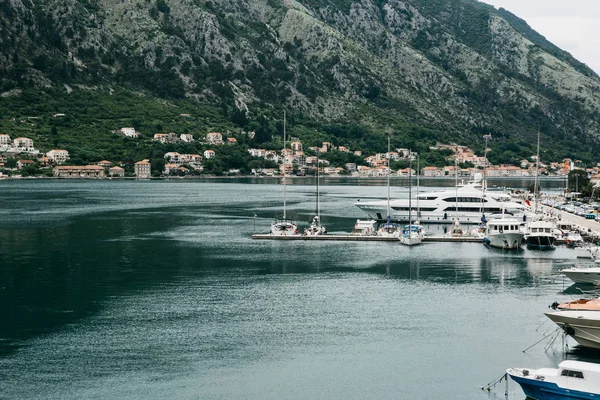 Bela vista do Mar Adriático, montanhas e navios na Baía de Kotor em Montenegro . — Fotografia de Stock