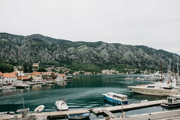 Pemandangan indah Laut Adriatik, pegunungan dan kapal-kapal di Teluk Kotor di Montenegro . — Stok Foto