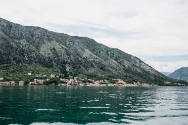 Karadağ'ın mountain yakınındaki kıyı kenti üzerinde güzel manzara.