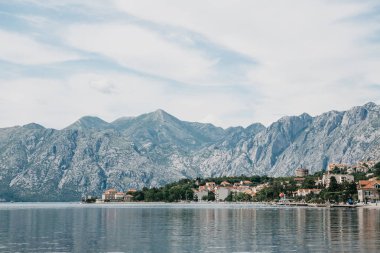Karadağ'ın mountain yakınındaki kıyı kenti üzerinde güzel manzara.