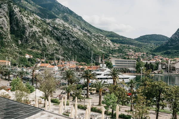 Bela vista do Mar Adriático, montanhas e navios na Baía de Kotor em Montenegro . — Fotografia de Stock