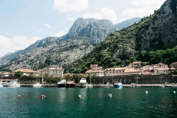 Bela vista do Mar Adriático, montanhas e navios em Kotor, Montenegro . — Fotografia de Stock