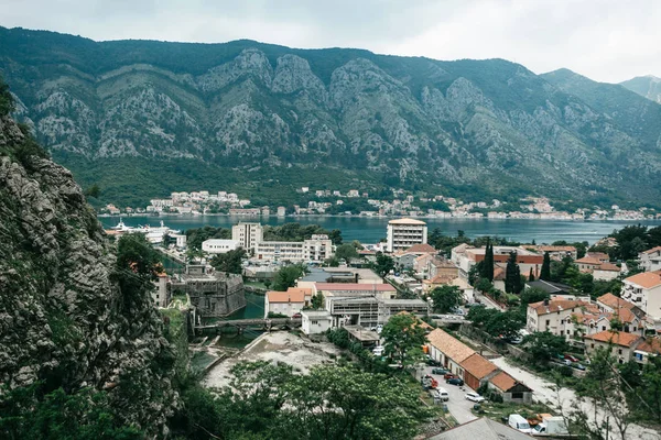 Vista aérea de Kotor - uma cidade na costa do Adriático em Montenegro . — Fotografia de Stock
