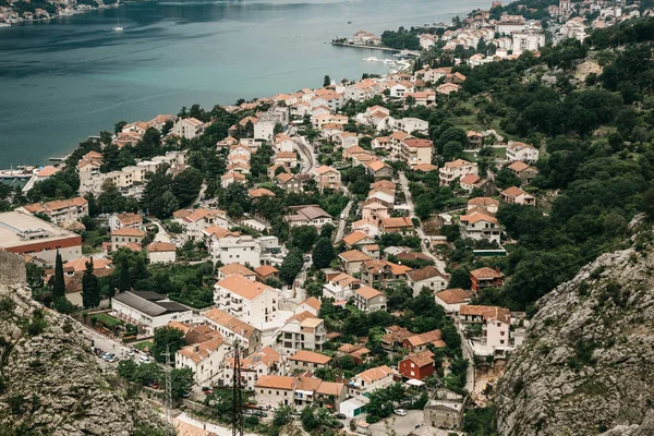 Vista aérea de Kotor - una ciudad en la costa adriática en Montenegro . — Foto de Stock