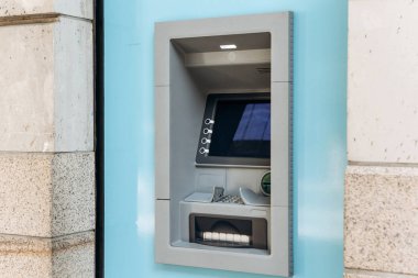 Para çekmek ve diğer mali işlemler için modern sokak ATM makinesi