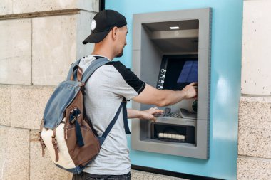 Turist para--dan Atm daha fazla seyahat için fazla çekiyor. Finans, kredi kartı, para çekilmesi.
