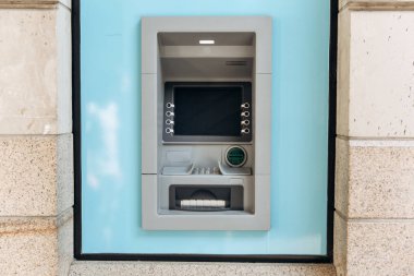 Para çekmek ve diğer mali işlemler için modern sokak ATM makinesi