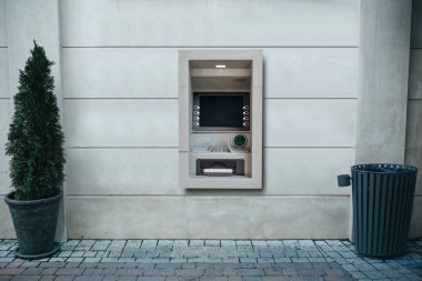 Para çekmek ve diğer mali işlemler için modern sokak ATM makinesi.