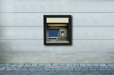 Para çekmek ve diğer mali işlemler için modern sokak ATM makinesi