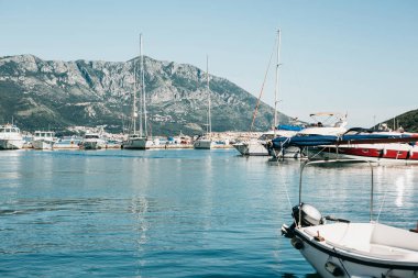 Adriyatik Denizi, dağlar ve gemi Karadağ Budva'nın güzel manzarasına.