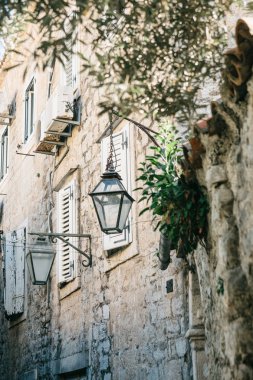 Taş bir apartmanın dış sokak lambaları
