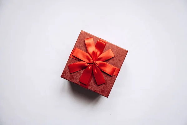 Czerwone pudełko z kokardą z prezentem na białym tle — Zdjęcie stockowe