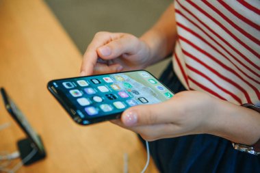 Yeni modern IPhone X satın almak için alıcı görünüyor