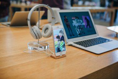 İPhone 8 artı ve Berlin'de resmi Apple Store müzik dinlemek için kulaklık dahil olmak üzere Apple satış ürünleri.