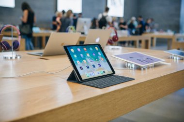 Resmi Apple store Berlin'de yeni ipad satışı.