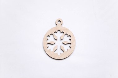 Bir kar tanesi şeklinde Noel ağacı süsle.