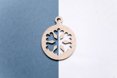 Bir kar tanesi şeklinde Noel ağacı süsle.