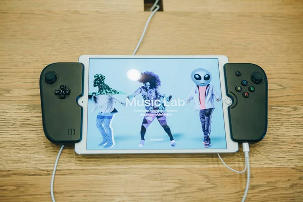 Tablet ipad com joysticks especiais que se transforma em um console . — Fotografia de Stock