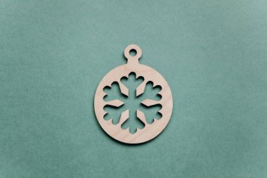 Bir kar tanesi şeklinde Noel ağacı süsle.