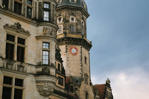 Součástí dávných Architektonický komplex nazýván Královský palác v Drážďanech v Německu — Stock fotografie