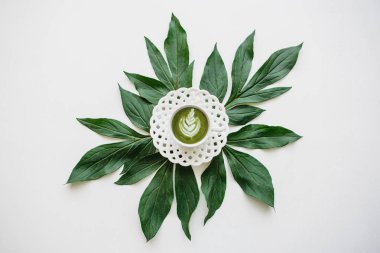 Taze yararlı yeşil matcha latte kahve.