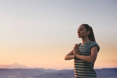 Bir kız yoga ya da meditasyon uygulamaları
