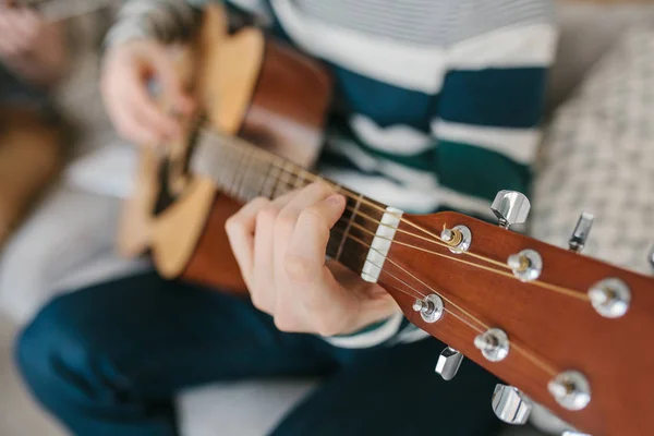Das Gitarrespielen lernen. — Stockfoto