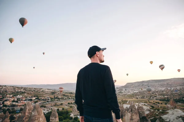 Muž obdivuje nádherný výhled létající balóny. — Stock fotografie