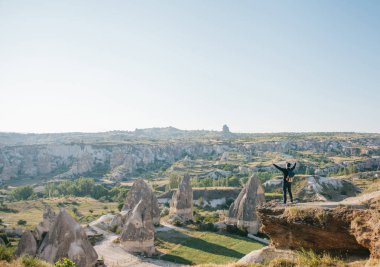 Bir adam nasıl özgür ve mutlu olduğunu gösteren ellerini tutarsa.