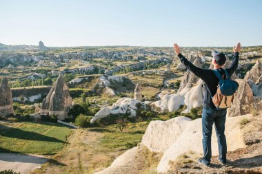 Bir adam nasıl özgür ve mutlu olduğunu gösteren ellerini tutarsa.