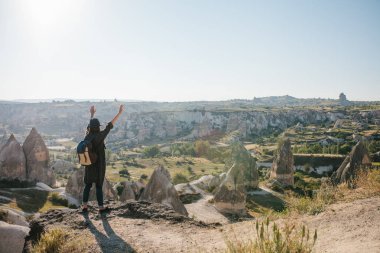 Bir kız nasıl özgür ve mutlu olduğunu gösteren ellerini tutarsa.