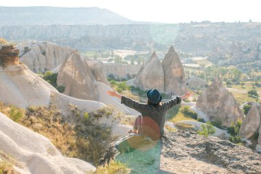 Bir kız nasıl özgür ve mutlu olduğunu gösteren ellerini tutarsa.