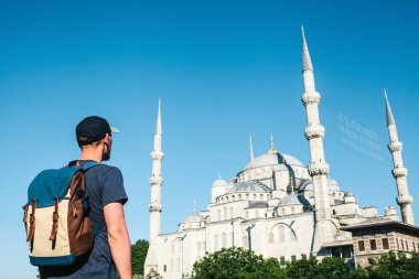 Bir sırt çantası ile bir turist Türkiye'de Istanbul'da Sultanahmet Camii hayran.