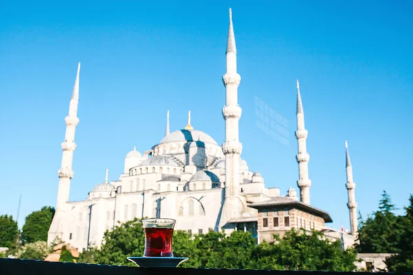 Uma xícara de chá turco tradicional contra o fundo da Mesquita Azul em Istambul . — Fotografia de Stock