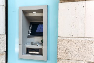 Para çekmek ve diğer mali işlemler için modern sokak ATM makinesi