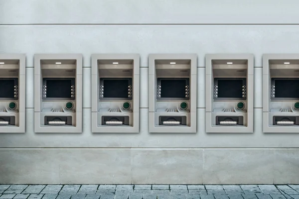 Cajeros automáticos urbanos modernos para la retirada de dinero y otras transacciones financieras — Foto de Stock