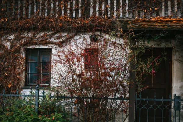 Az ősszel vagy télen vidéki apartmanház. — Stock Fotó