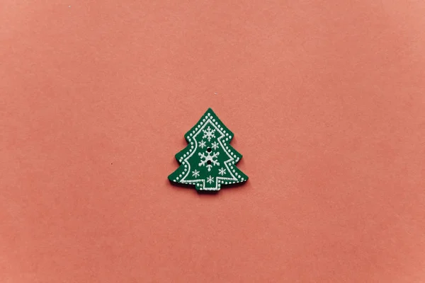 Juguete verde de madera en forma de árbol de Navidad . — Foto de Stock